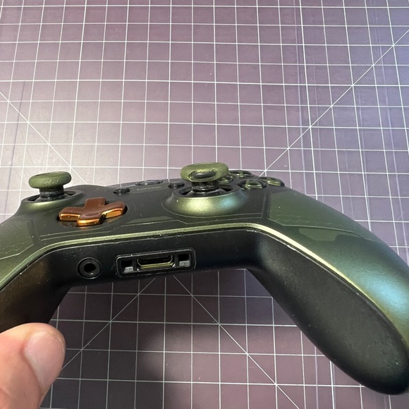 special edition Master Chief controller from the Halo 5 - Picture 2 of 9